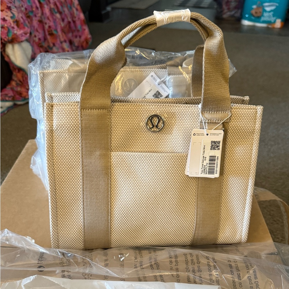 Lululemon Two-Tone Canvas Mini Tote Bag 4.5L
NEW
